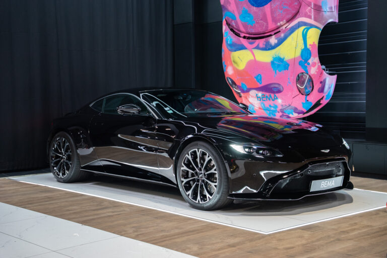Aston Martin V8 Vantage 4