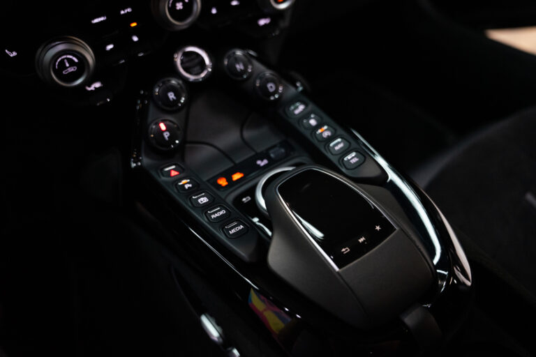 Aston Martin V8 Vantage 4