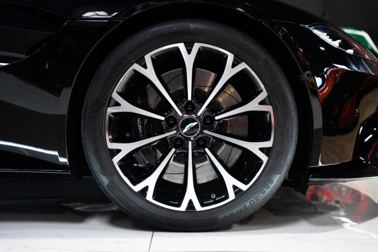 Aston Martin V8 Vantage 4