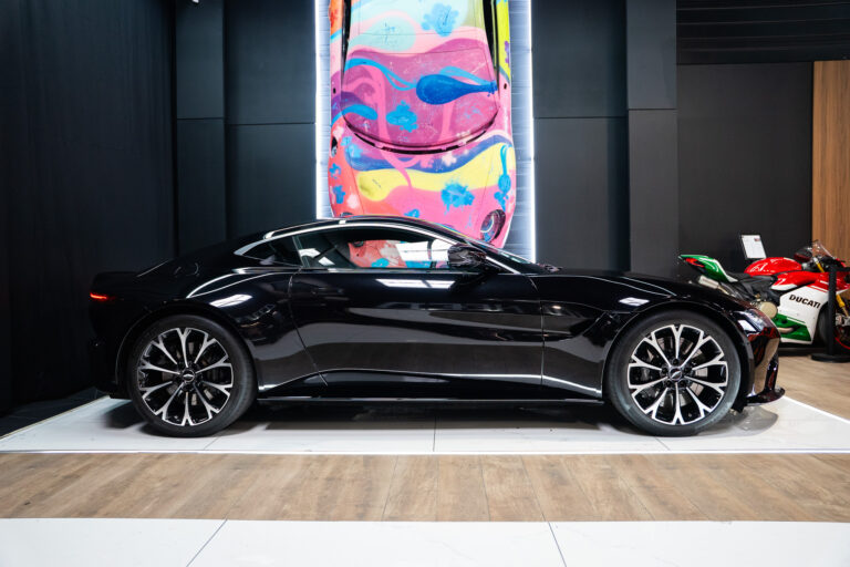 Aston Martin V8 Vantage 4