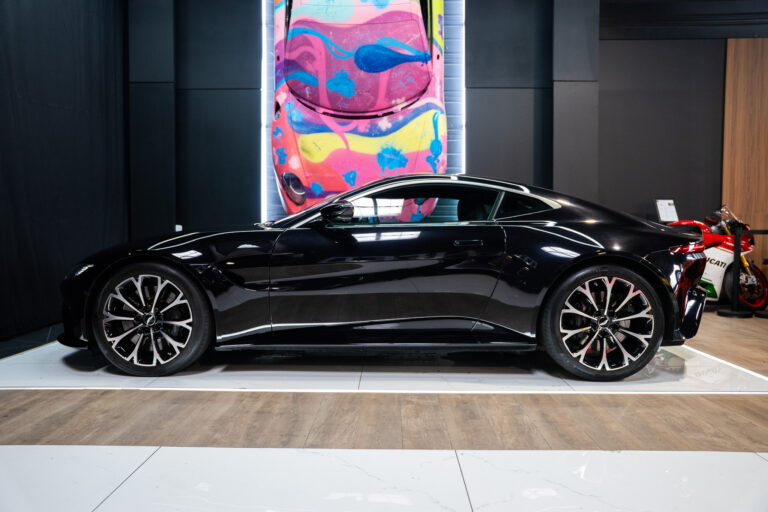 Aston Martin V8 Vantage 4