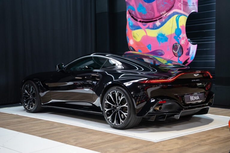 Aston Martin V8 Vantage 4