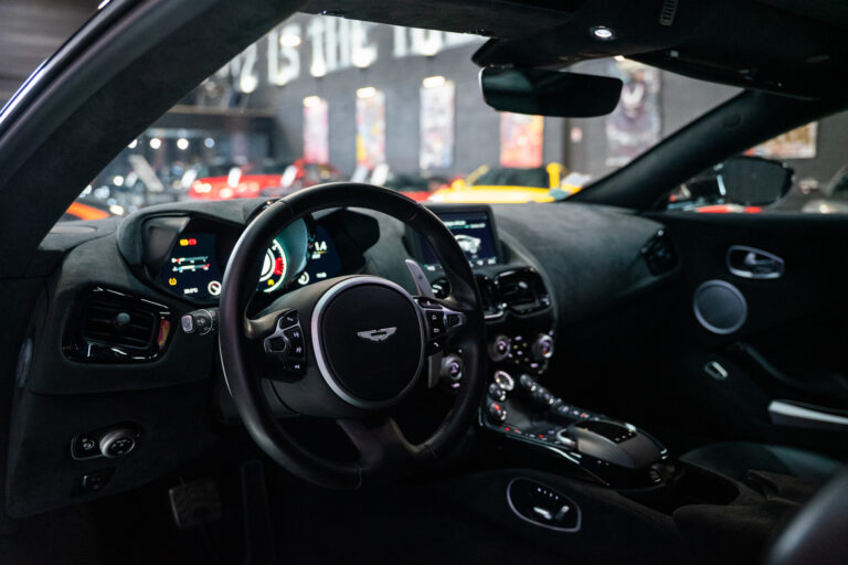 Aston Martin V8 Vantage 4