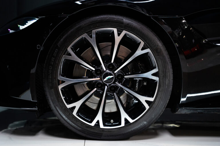 Aston Martin V8 Vantage 4