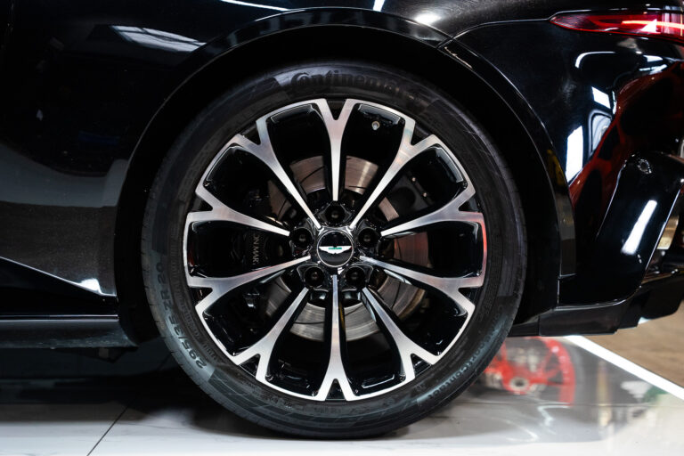 Aston Martin V8 Vantage 4