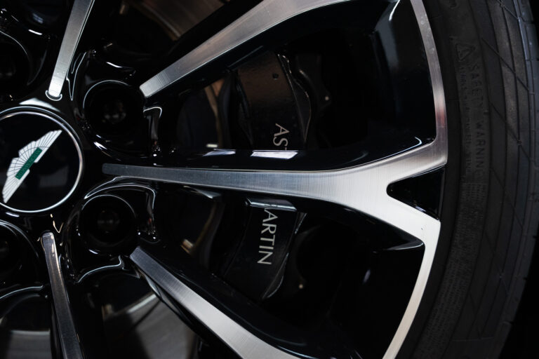 Aston Martin V8 Vantage 4