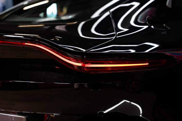 Aston Martin V8 Vantage 4