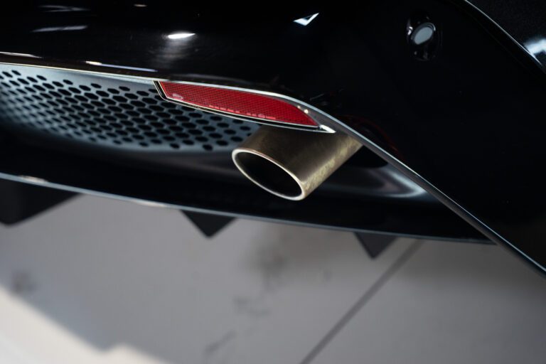 Aston Martin V8 Vantage 4