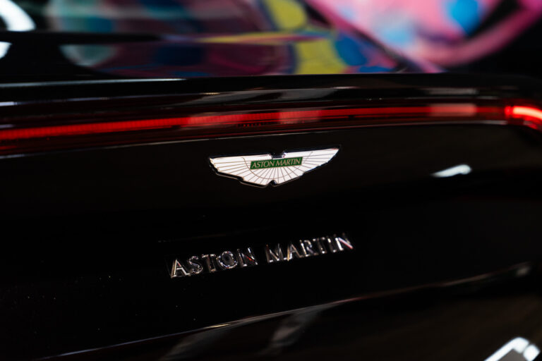 Aston Martin V8 Vantage 4