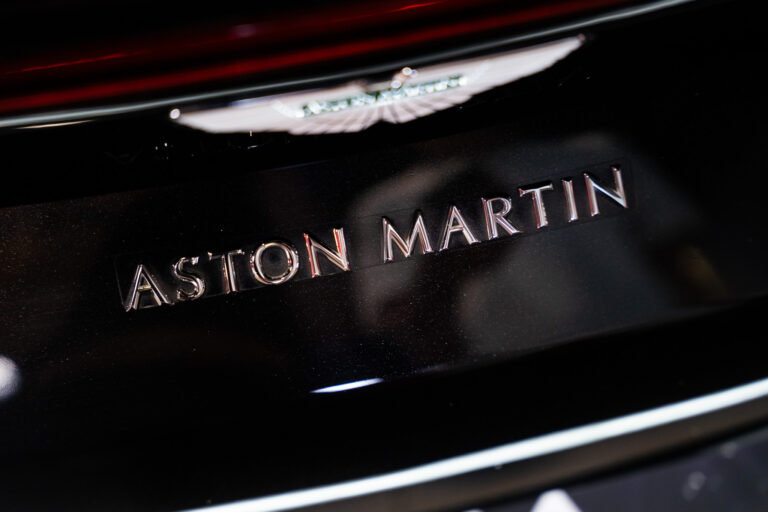 Aston Martin V8 Vantage 4