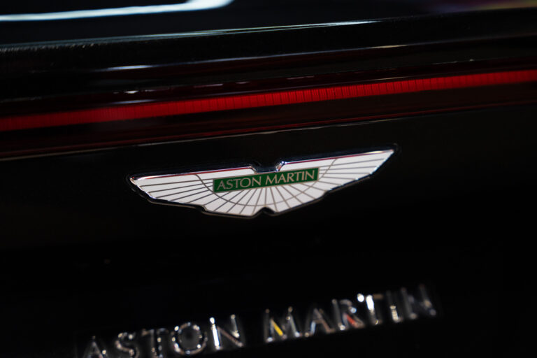 Aston Martin V8 Vantage 4