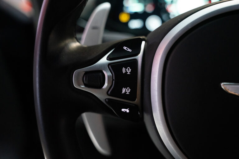 Aston Martin V8 Vantage 4