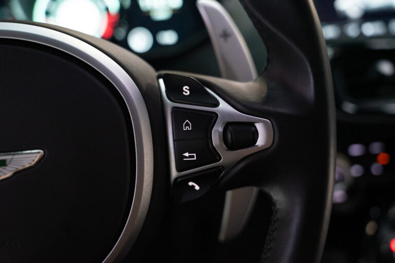 Aston Martin V8 Vantage 4