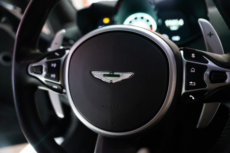 Aston Martin V8 Vantage 4