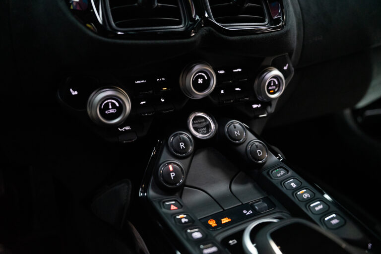 Aston Martin V8 Vantage 4