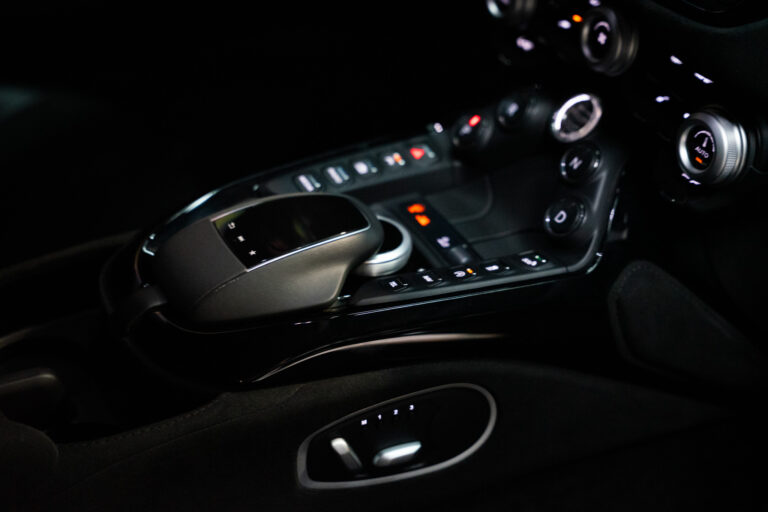 Aston Martin V8 Vantage 4