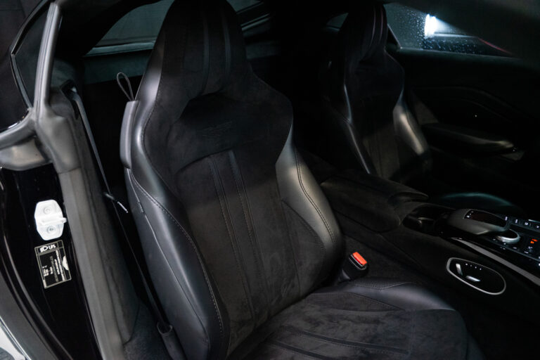 Aston Martin V8 Vantage 4