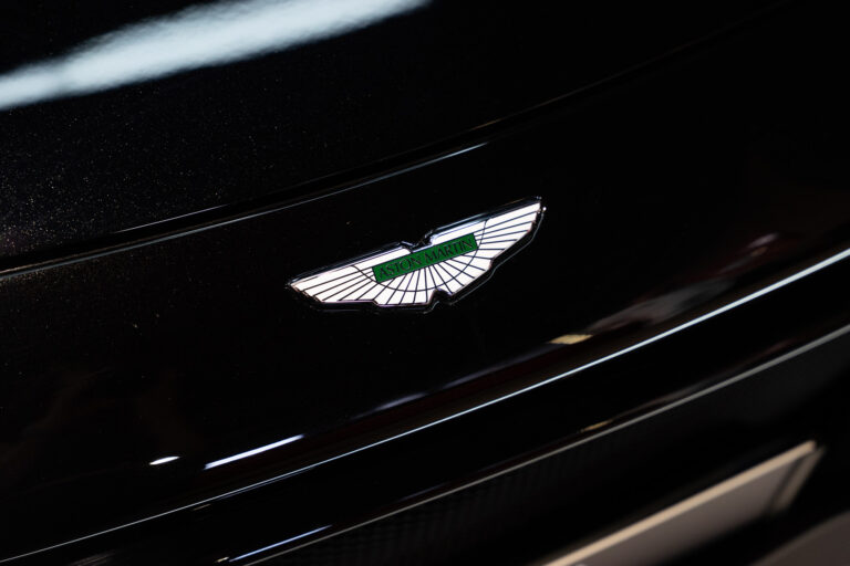 Aston Martin V8 Vantage 4