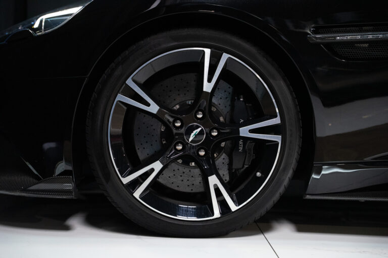 Aston Martin Vanquish S 6