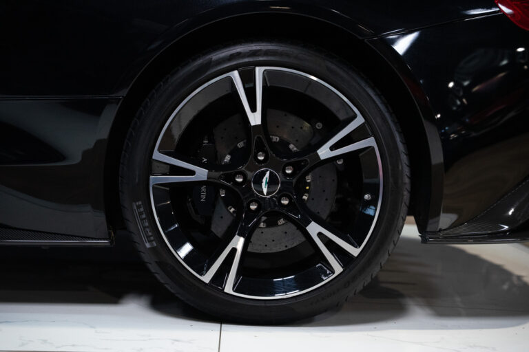 Aston Martin Vanquish S 6