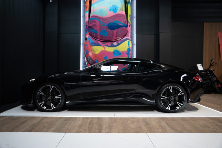 Aston Martin Vanquish S 6