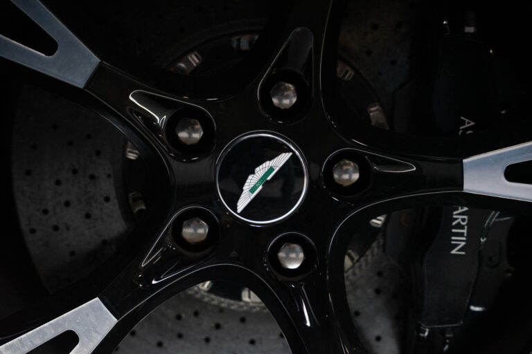 Aston Martin Vanquish S 6