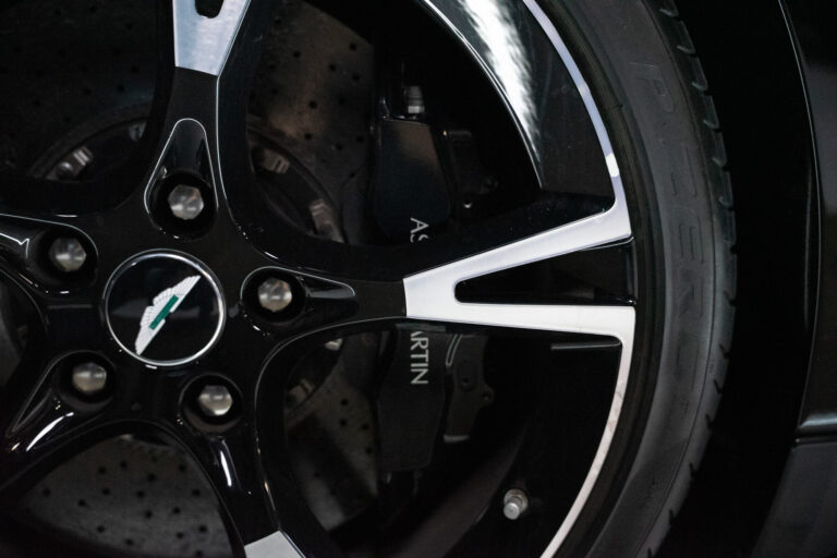 Aston Martin Vanquish S 6