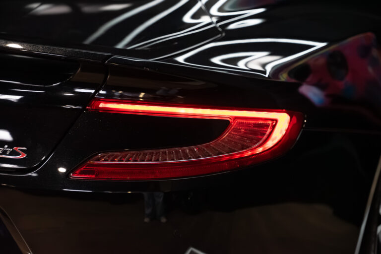 Aston Martin Vanquish S 6