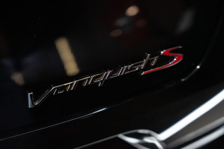Aston Martin Vanquish S 6