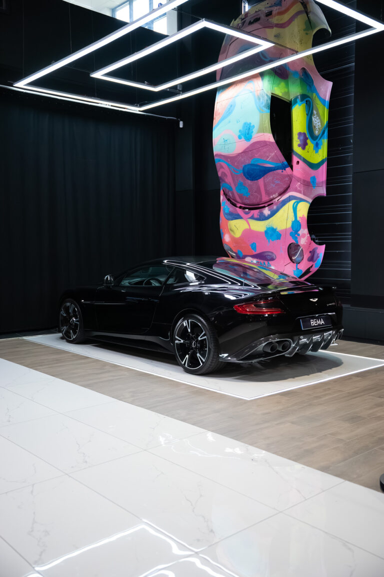 Aston Martin Vanquish S 6