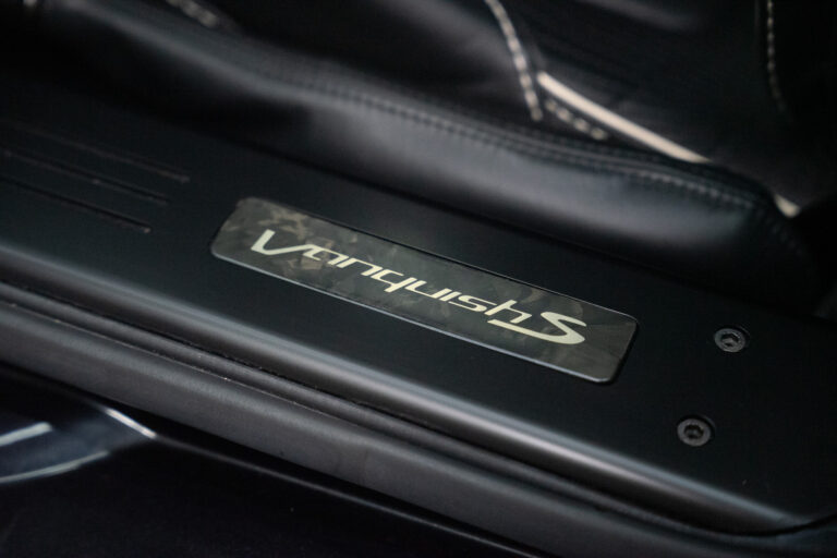 Aston Martin Vanquish S 6