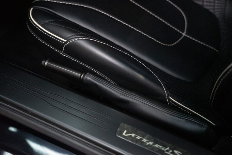 Aston Martin Vanquish S 6