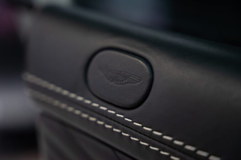 Aston Martin Vanquish S 6