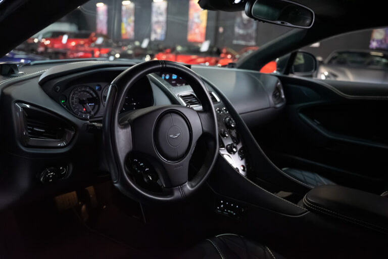 Aston Martin Vanquish S 6