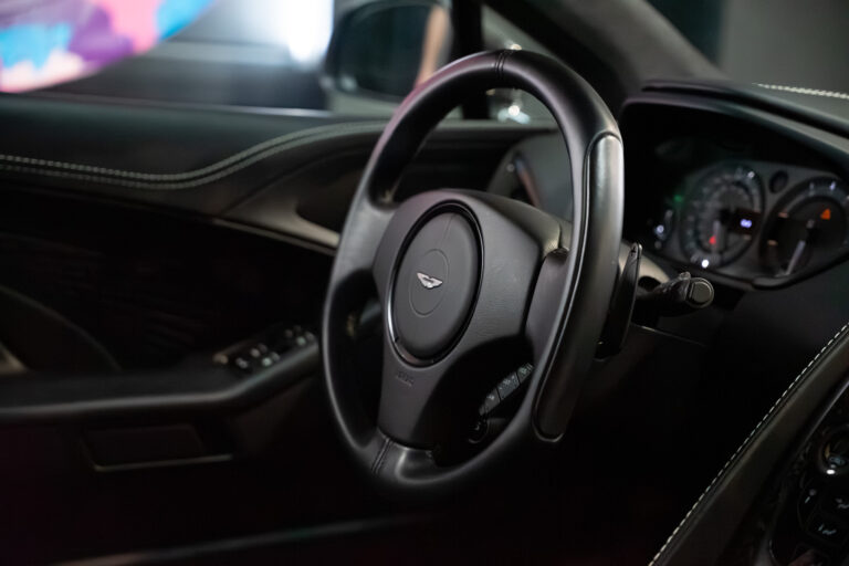 Aston Martin Vanquish S 6