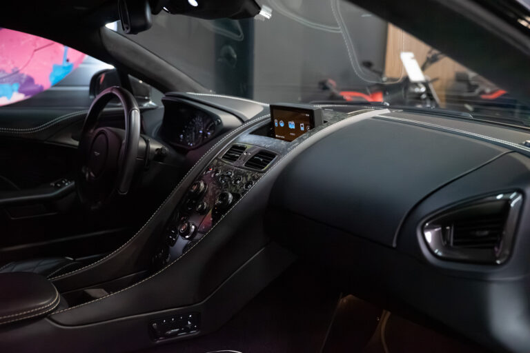 Aston Martin Vanquish S 6