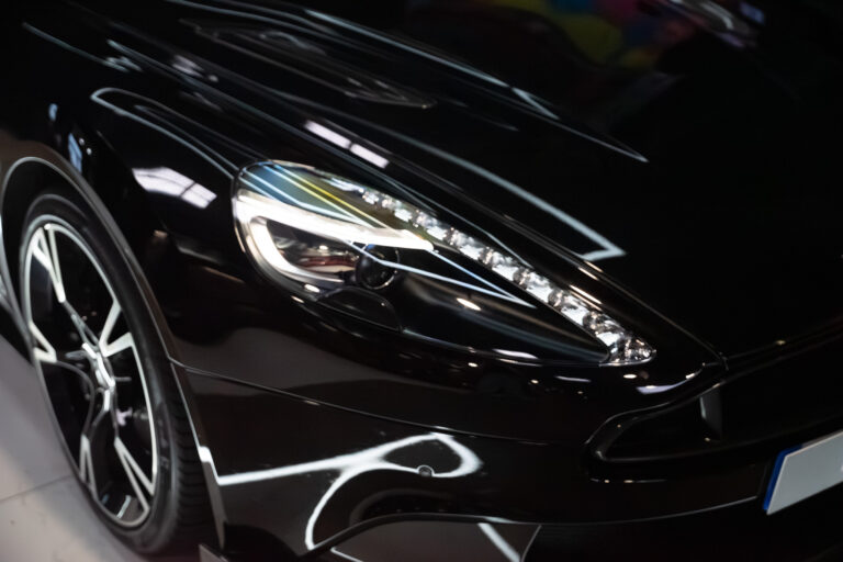 Aston Martin Vanquish S 6
