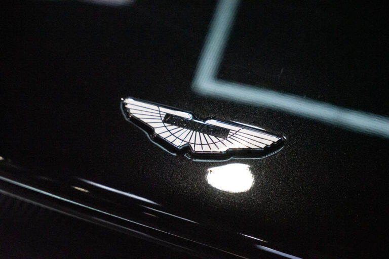 Aston Martin Vanquish S 6