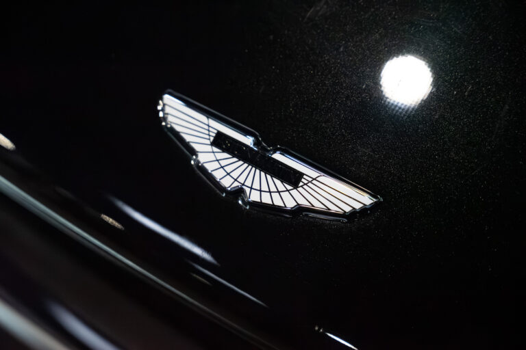 Aston Martin Vanquish S 6