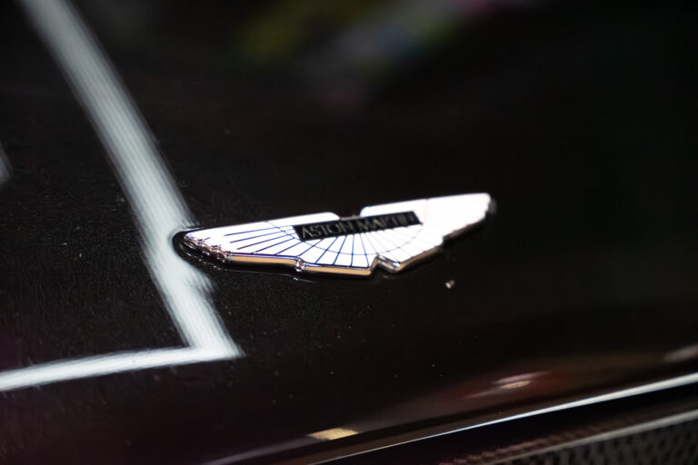 Aston Martin Vanquish S 6