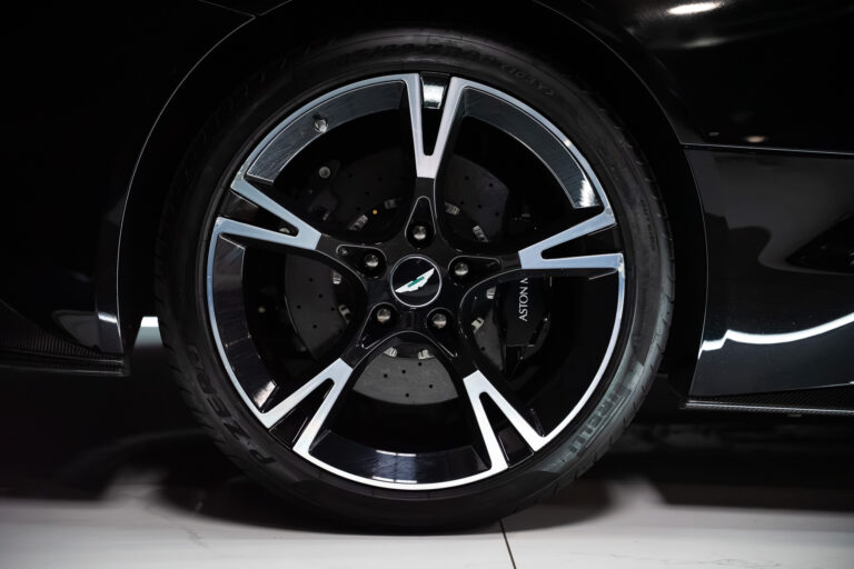 Aston Martin Vanquish S 6