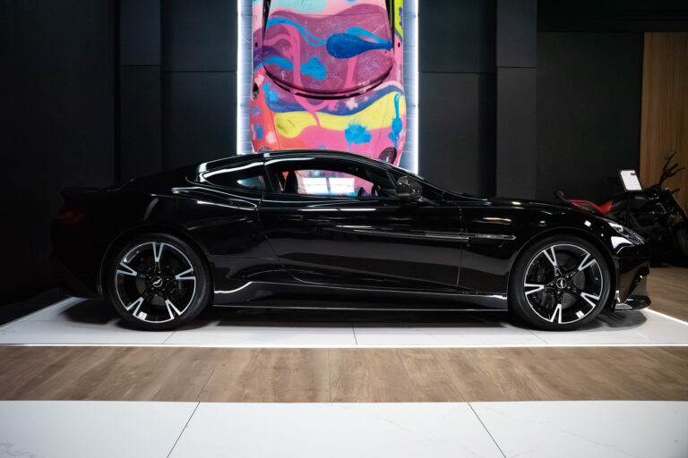 Aston Martin Vanquish S 6