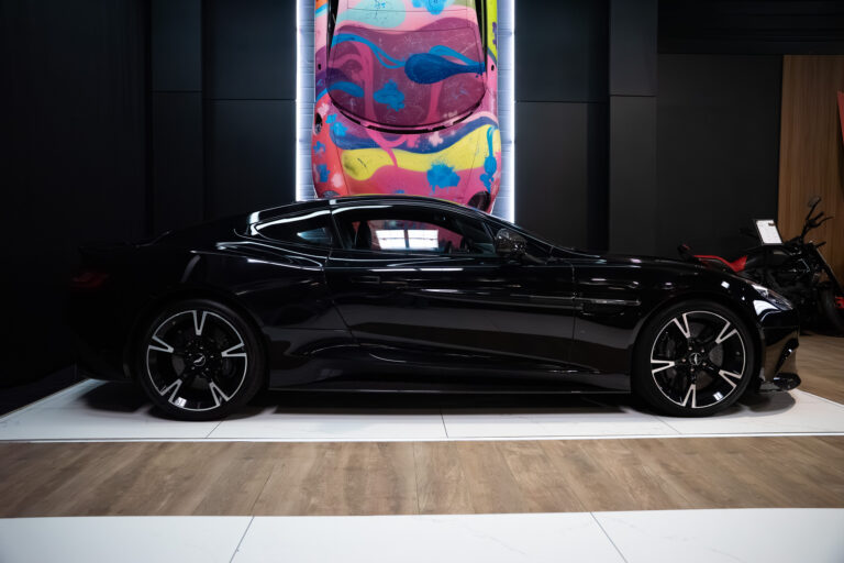 Aston Martin Vanquish S 6