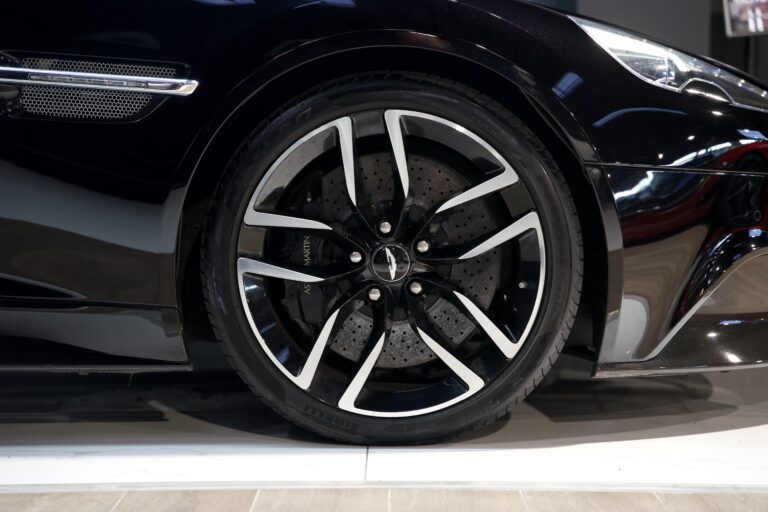 Aston Martin Vanquish Volante V12 6