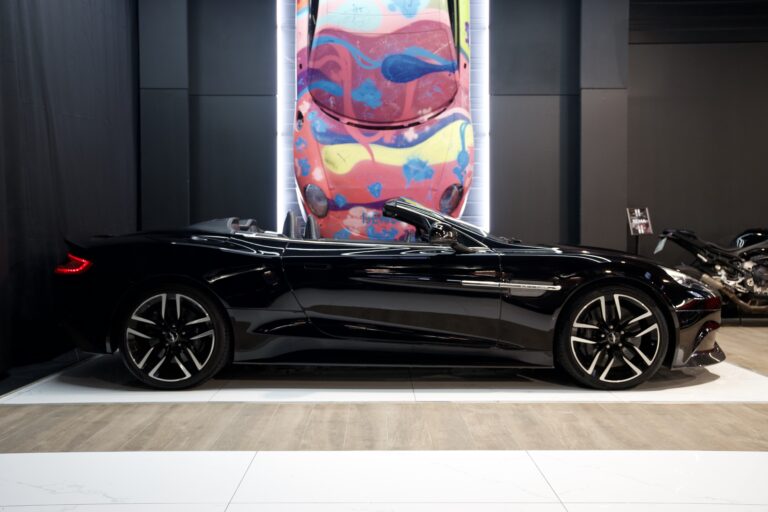 Aston Martin Vanquish Volante V12 6