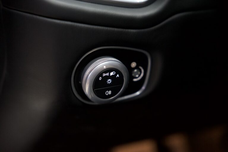Aston Martin Vanquish Volante V12 6