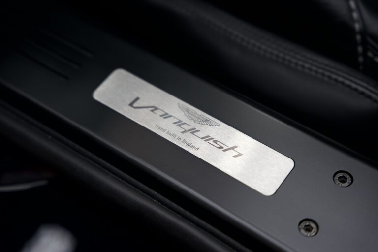 Aston Martin Vanquish Volante V12 6