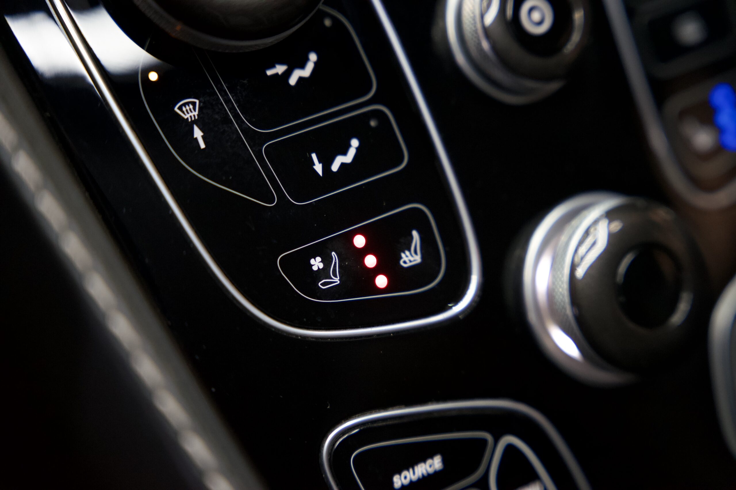 Aston Martin Vanquish Volante V12 6