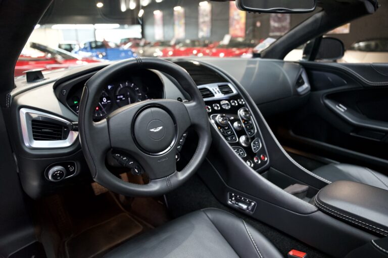 Aston Martin Vanquish Volante V12 6