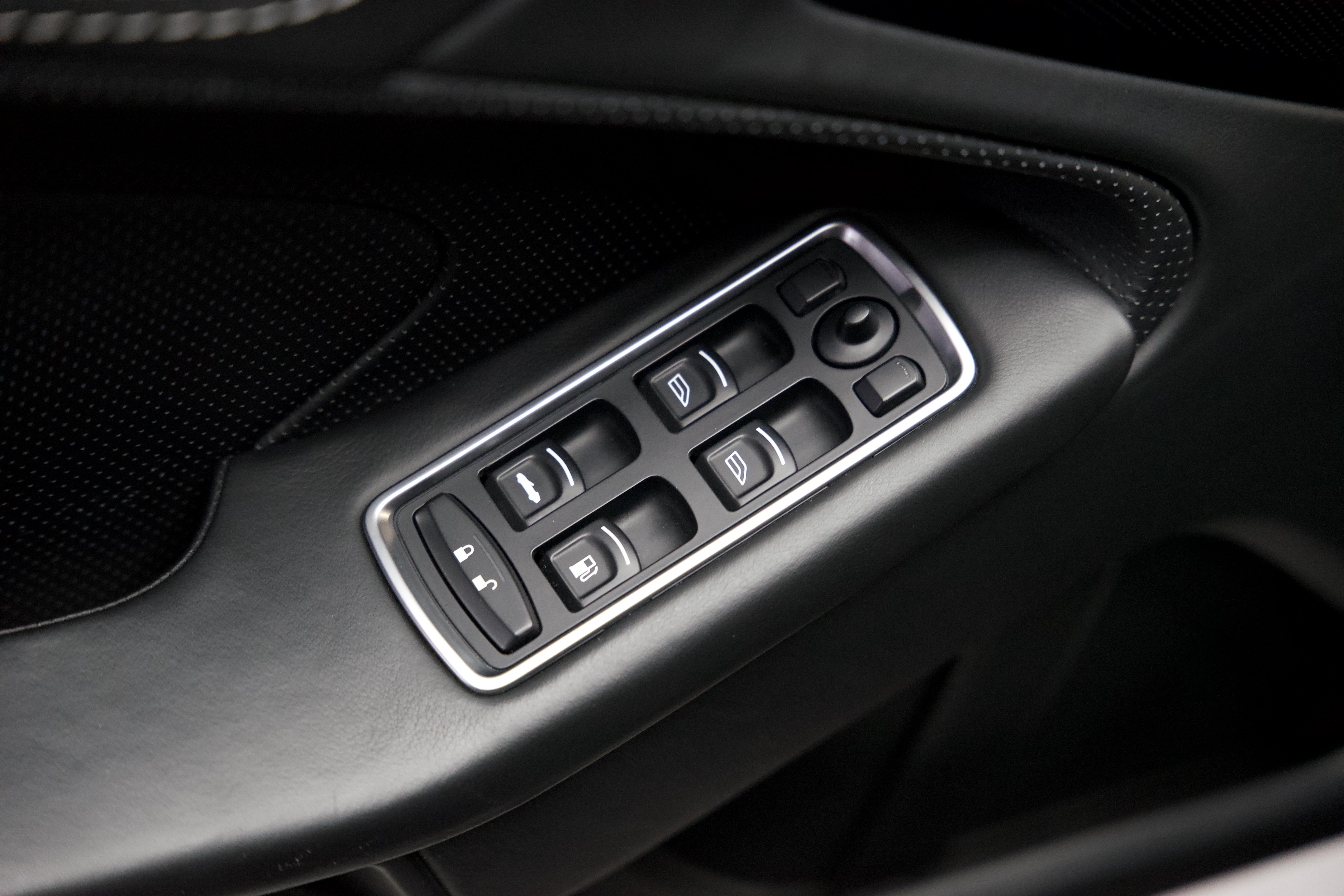 Aston Martin Vanquish Volante V12 6